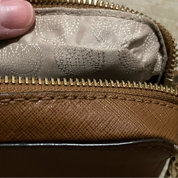 FREE w/ PURCHASE from my closet Michael Kors Jet Set Large Saffiano Cross body - Picture 9 of 11